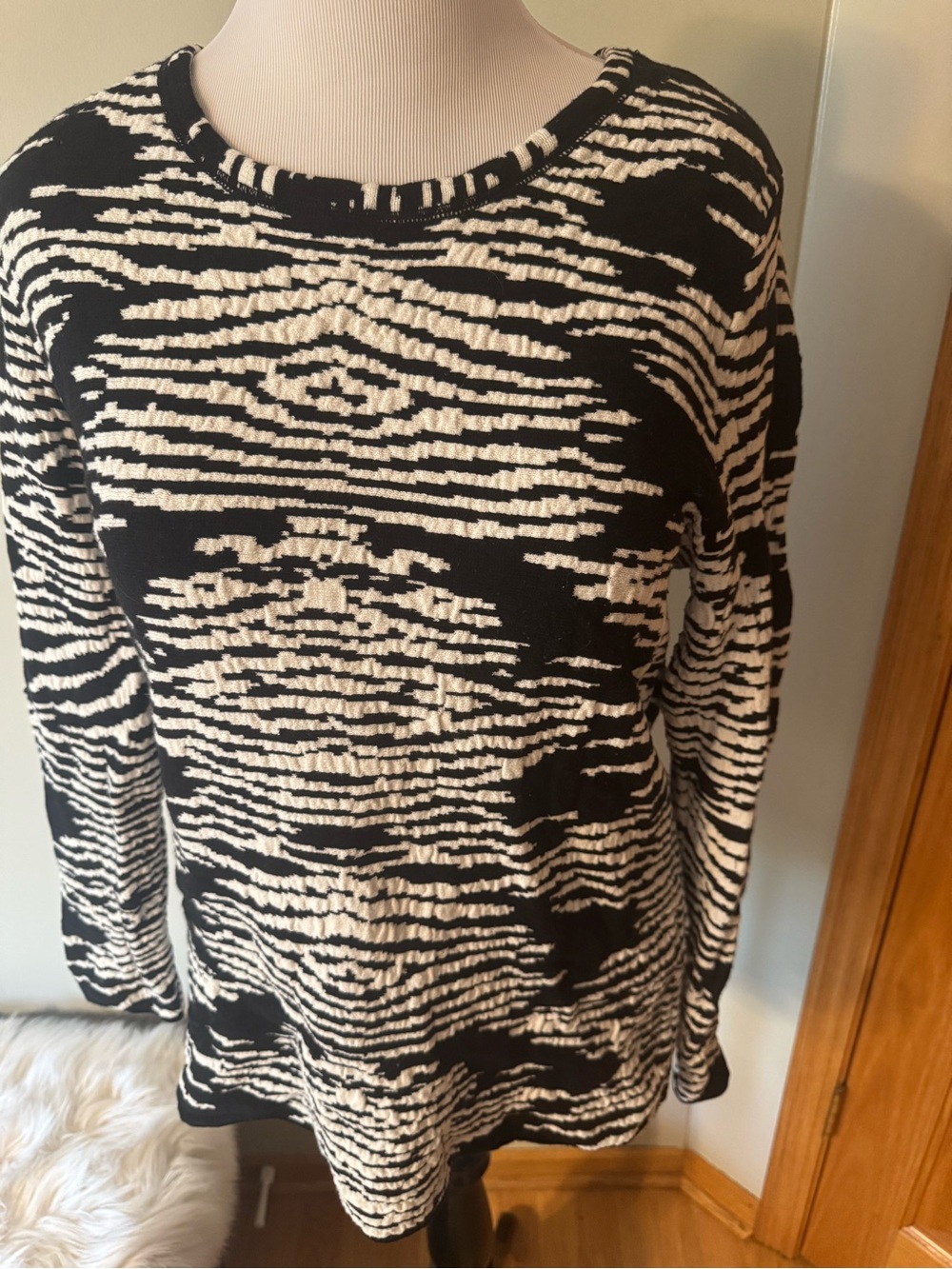 Calvin Klein Black & White Abstract Patterned Long Sleeve Sweater